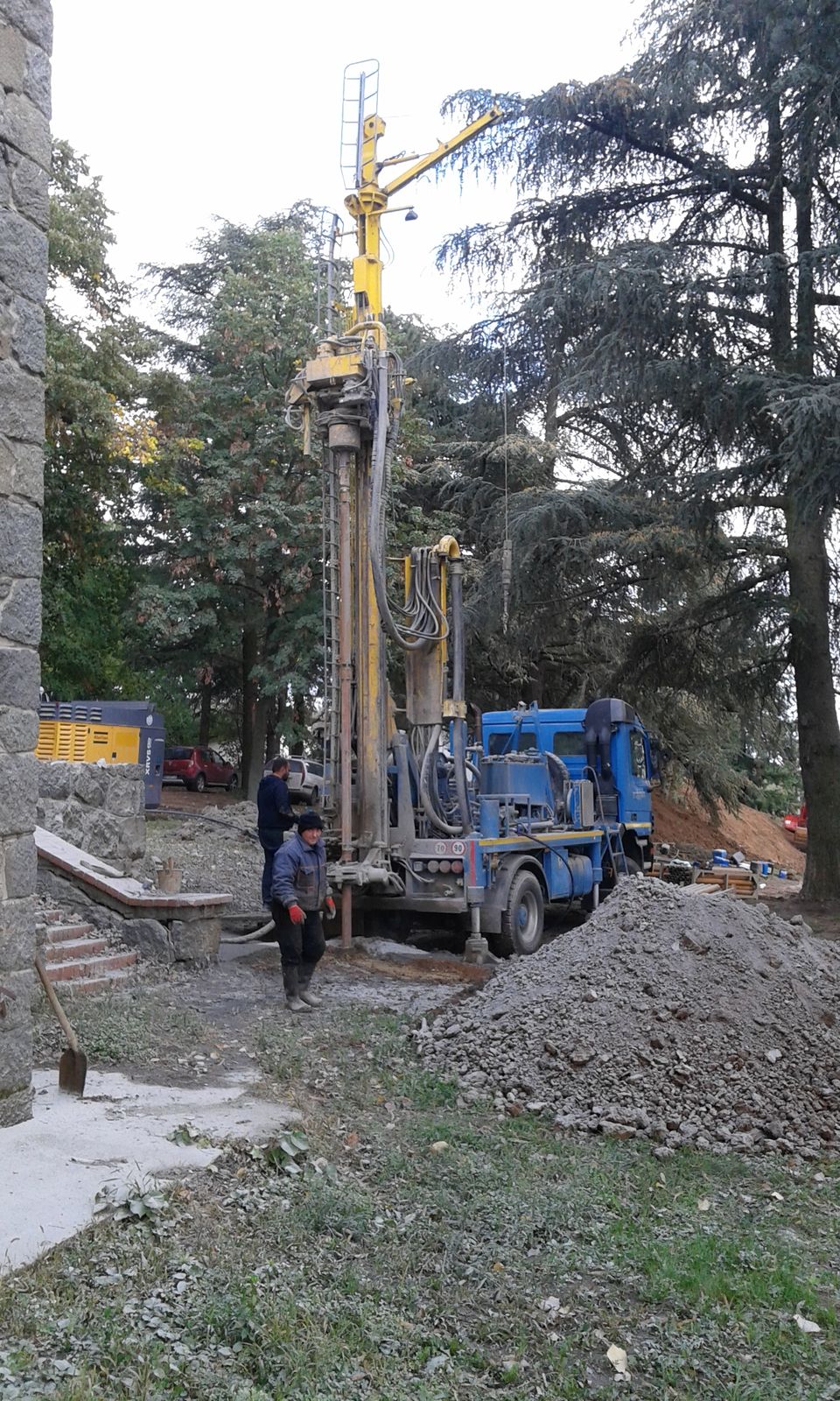 Bušenje bunara uz objekat — garnitura na kamionu