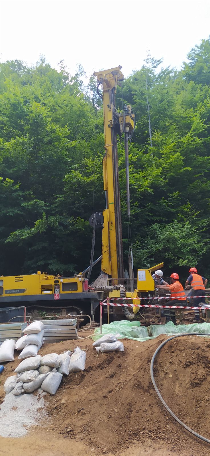 Istražno bušenje — bušaća garnitura Atlas Copco na terenu pod nadzorom hidrogeologa